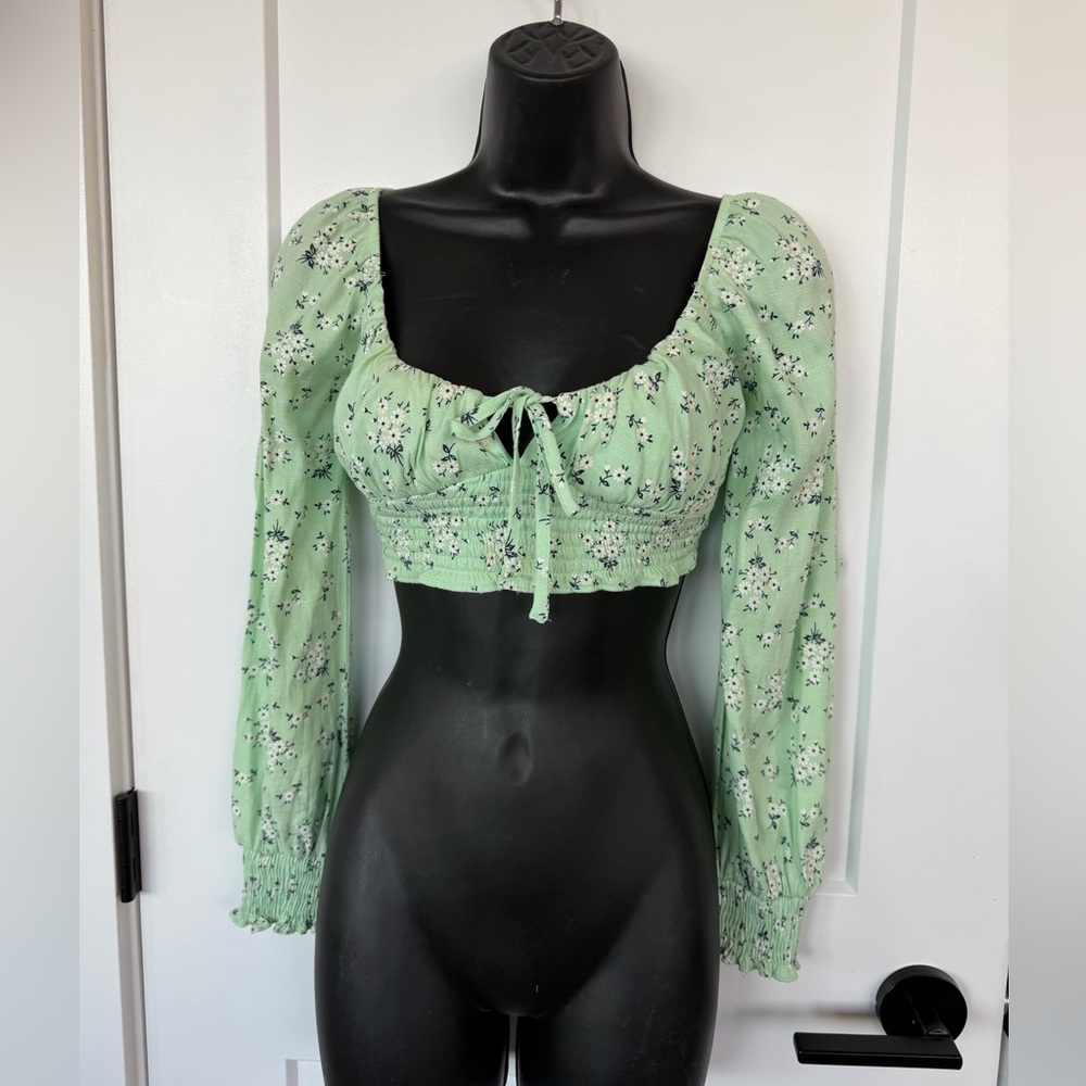 Trendy fresh long sleeve blousy crop top in a gorgeous floral mint green sz 4